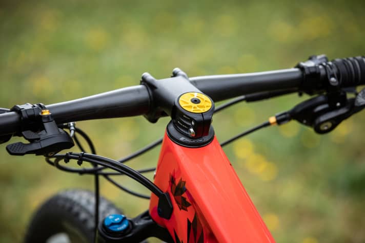   The steerer tube has been shortened to the maximum. On the one hand, this saves weight, on the other hand, the front becomes very low and direct in handling.