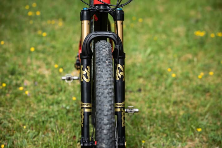   Auch die 32er Fox Stepcast-Gabel versieht Tim nachräglich mit farblich passenden Decals.