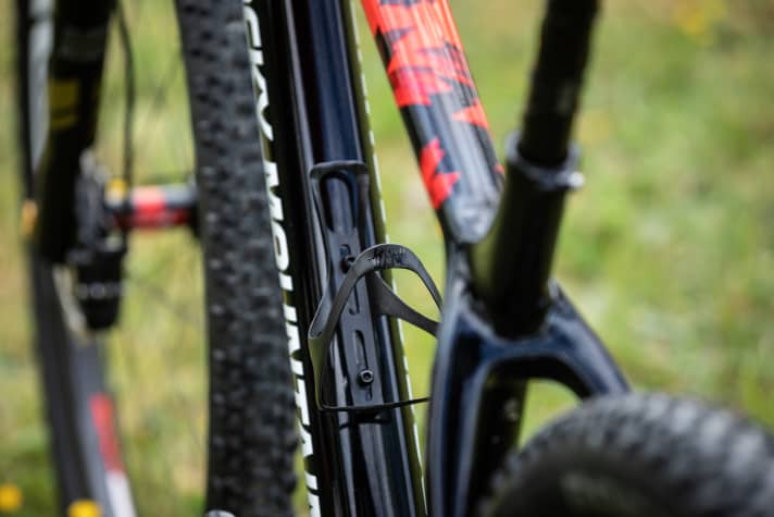   The bottle cage comes from Tune. Here, too, you can recognise a clear line in the choice of components.