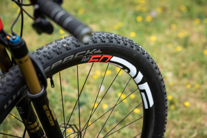   The Enve M60 rims with 28 millimetre rim width were originally designed for enduro use. On Tim's race bike, they ensure great directional stability.