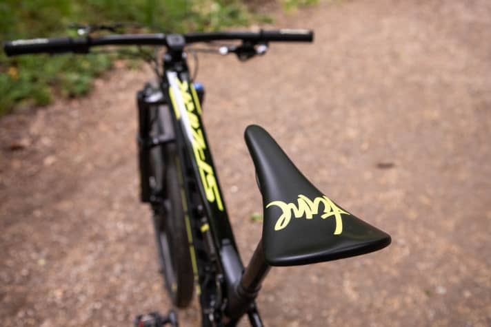   Non-slip: Gerhardt Dummert from the company Kohlenstoff has coated the Tune saddle with a non-slip rubber layer.