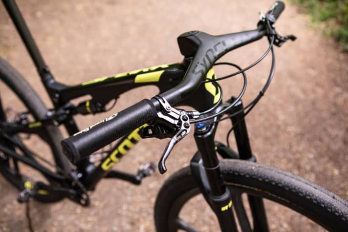   Am Cockpit hätte Wolfgang mit einem Lenker und Vorbau von Schmolke noch gut 100 Gramm sparen können. Doch leider gibt es keinen Schmolke-Vorbau mit -17 Grad und die Lenker-Vorbau-Einheit sieht einfach besser aus.