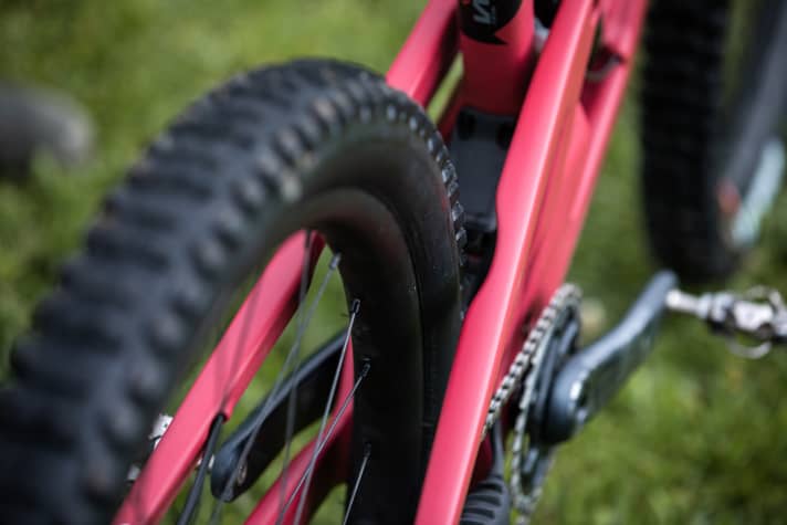   The cut-outs on the chainstays allow tyres up to 2.6 inches wide to be fitted.