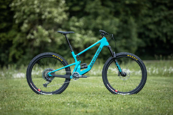   <a href="https://www.awin1.com/cread.php?awinmid=13793&awinaffid=471469&clickref=B+Santa+Cruz+5010+CC&ued=https%3A%2F%2Fwww.liquid-life.de%2Fsanta-cruz-5010-cc-x01-reserve-loosely-blue-2021.html&pref1=bike" target="_blank" rel="noopener noreferrer nofollow">The top model 5010 CC X01 RSV</a> * for 8399 euros in the alternative colour variant.