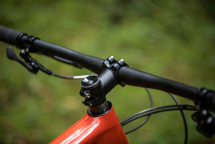   The short stem allows the rider to stand safely behind the bike even on steep descents.