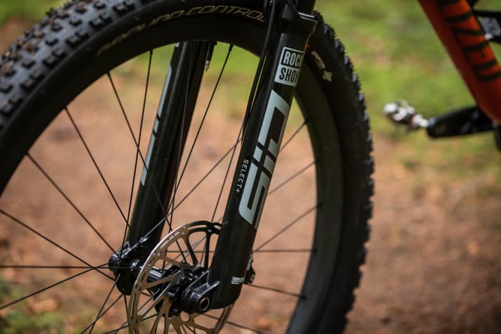   The Rockshox SID Select+ with 35 mm stanchions gives the Epic Evo a lot of security on rough terrain and ensures riding stability.