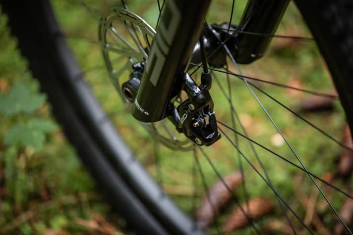   Die bissigen Sram G2 RS Vierkolben-Bremsen bringt selbst schwere Fahrer präzise zum Stillstand.