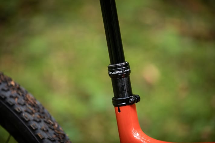   The dropper post with 150 millimetre stroke adds a good deal to the riding fun.
