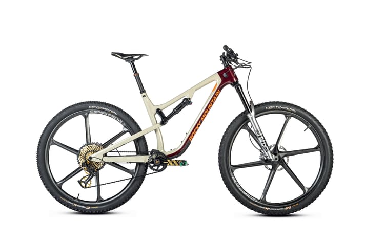   The bike we pimped is 2.29 kilos lighter than the standard Rocky Mountain Instinct Carbon 70 model, with a final weight of 11.08 kilograms. However, the price shoots up by 7201 euros due to the tuning measures.