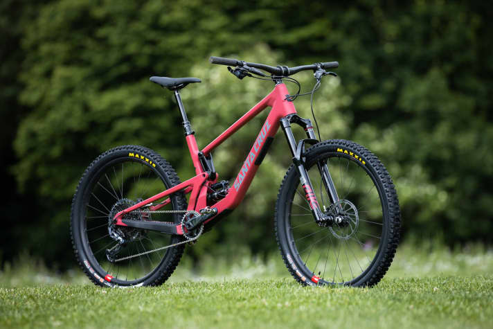   With its low-slung shock mount, the new Santa Cruz 5010 follows in the footsteps of its big siblings Nomad, Bronson, Hightower and Megatower.