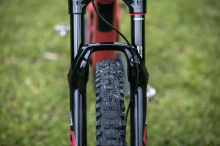   Im ruppigen Gelände bieten die Enduro/Dowhill-Reifen viel Grip und Pannenschutz. Flache Streckenabschnitte oder Anstiegen werden mit dem zusätztlich hohen Gesamtgewicht von 13,38 Kilo jedoch zur Qual. 