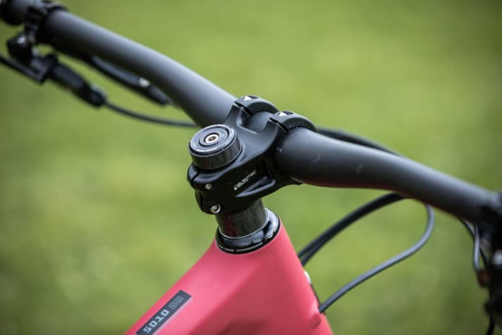   The short stem paired with the high front makes it unmistakably clear which gradient the bike favours. Downhill!