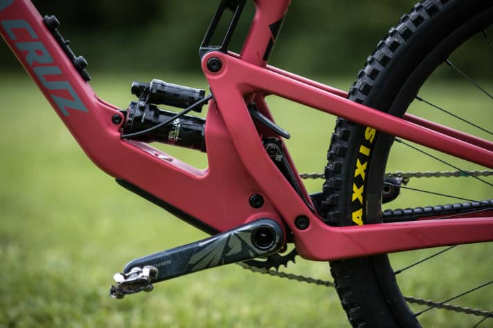   The low-mounted damper provides more traction, especially when cornering, thanks to the lower centre of gravity.