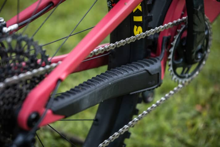   The chainstay protector fitted with rubber studs noticeably reduces noise.