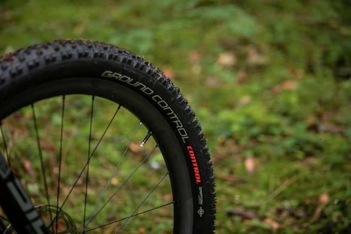   In accordance with the downhill-heavy application range, the in-house Ground Control front tyre provides plenty of grip.