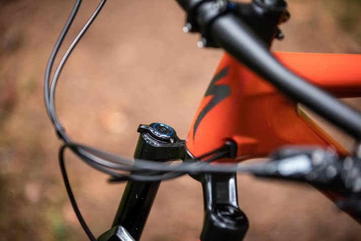   Too bad: If you want to lock the fork or shock, you have to take your hands off the handlebars. A handlebar remote control would have been more efficient.