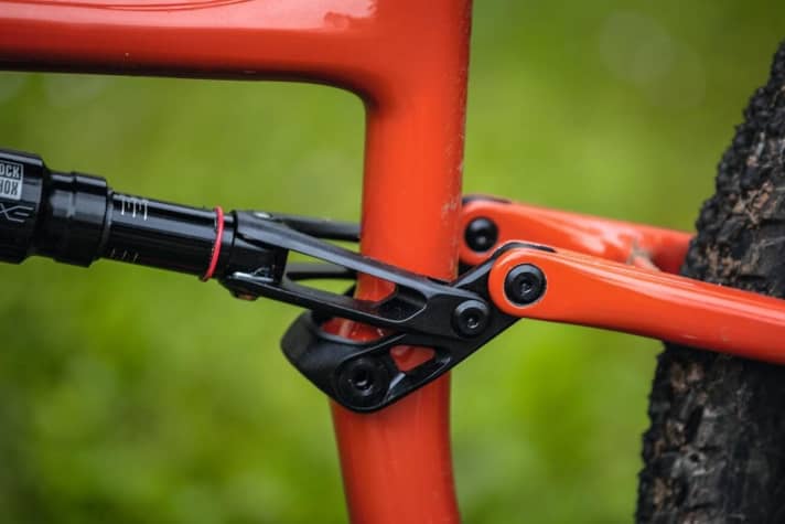   The geometry can be adjusted with an Allen key using the flip chip on the damper rocker.