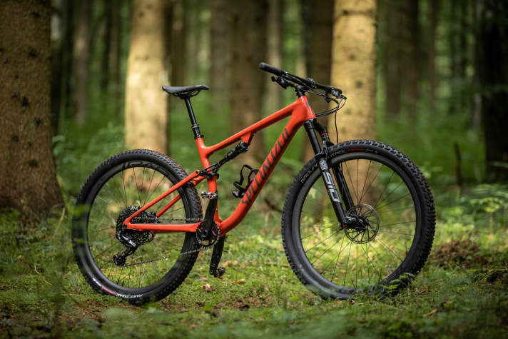   Even when stationary, the <a href="https://www.awin1.com/cread.php?awinmid=15695&awinaffid=471469&clickref=B+Specialized+Epic+Evo+Expert&ued=https%3A%2F%2Fwww.fahrrad-xxl.de%2Fspecialized-epic-evo-expert-p00057228m001" target="_blank" rel="noopener noreferrer nofollow">Epic Evo Expert</a> * makes it clear that its range of use extends far beyond the racetrack. Price: 6499 euros