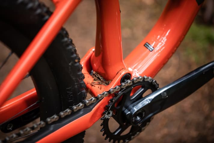   The cables are protected by a rubber tube and run from the chainstay into the main frame.