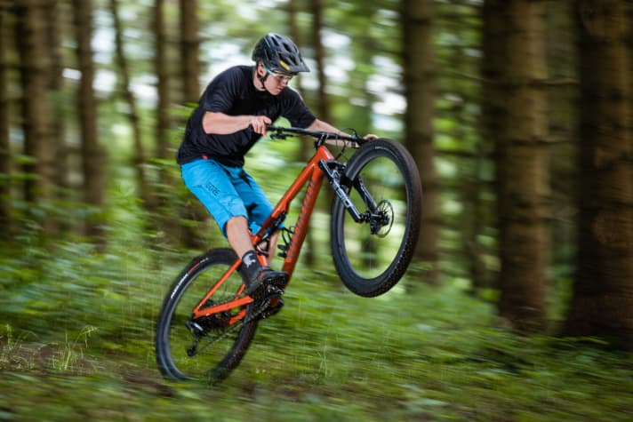   Auf welligen Singletrails zeigt sich das Epic Evo von seiner besten Seite.