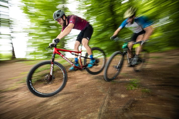   Wir haben das neue S-Works Epic im Duell gegen das Cannondale Scalpel aufs Härteste getestet.