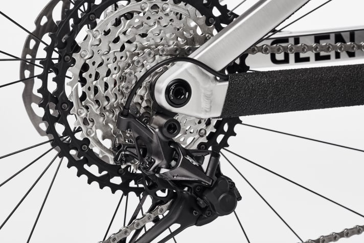   As on other cargo bikes, the rear derailleur hangs on the Universal Derailleur Hanger (UDH) from Sram. This derailleur hanger allows a normal rear derailleur to be fitted - regardless of the manufacturer.