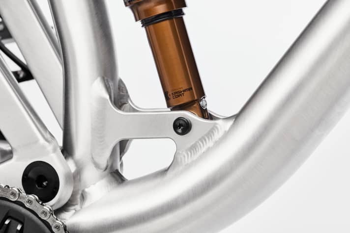   A new titanium screw connection is used to attach the shock absorber. When the damper is removed, the deflection lever holds the washers on the trunnion mount.