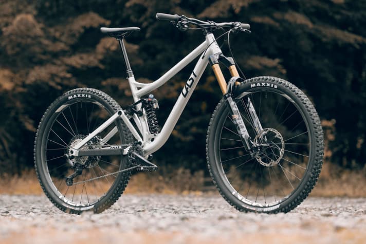   160 millimetres at the rear, 170 millimetres maximum suspension fork length: the new Last Coal in the Raw version.