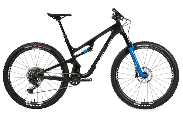   Das Ranger mit Sram X01-Aufbau kostet 7200 Dollar und kommt mit den 30 Millimeter breiten Revel Carbon-Laufrädern und hochwertigem Rockshox Ultimate-Fahrwerk. 