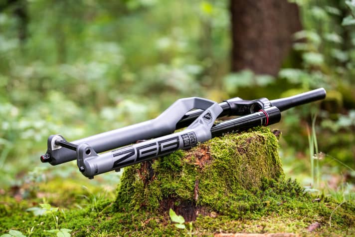   As shown here, the Ultimate model with thru axle weighs 2283 grams (29 inch, 160 millimetre travel). According to Rockshox, the weight of the other four models is similar.