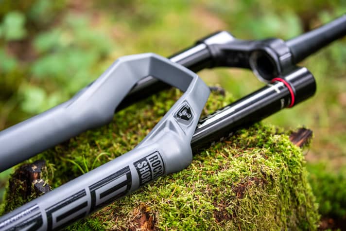   The brake line is fixed in place using an aluminium clamp. That's a nice solution.