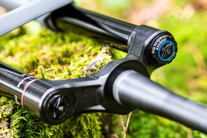   In blue, the adjustment knob of the new Charger 2.1 damping cartridge with adjustable high and low-speed compression damping.