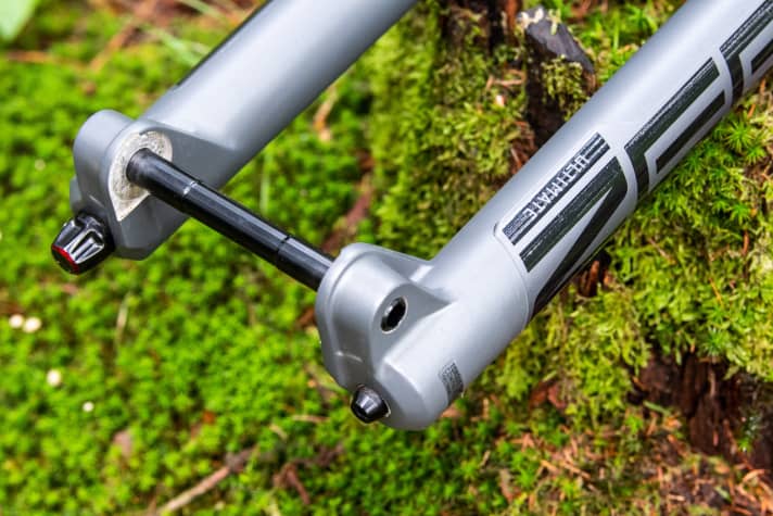   The Rockshox ZEB continues to rely on a 15 millimetre thru axle. Torque caps can optionally provide a wide support and thus more stiffness. Unfortunately, hardly any manufacturers use this sensible option on complete bikes.