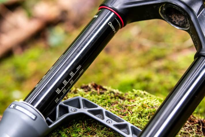   Thanks to the threads in the triple clamp, the fender (23 euros) can be screwed on directly. The sag scale makes setup easier.