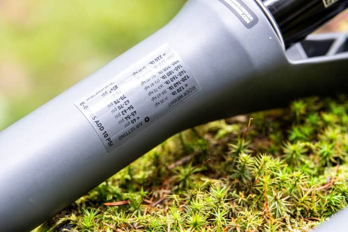   An air pressure table for a quick basic set-up: The fact that the Ultimate can also be used for e-bikes despite the specific e-bike models becomes clear here ("E-bikes add 10 PSI").