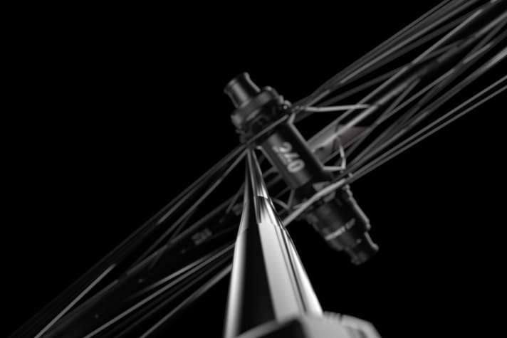   Durch die steiferen Carbon-Felgen kann DT Swiss 0,2 Millimeter dünnere, leichtere Speichen verbauen – ohne dass die Haltbarkeit darunter leidet.