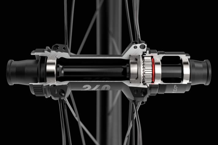   The centrepiece of the new 1501 Spline One wheels: the high-quality DT 240 hub with the new EXP toothed disc freehub.