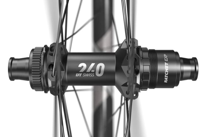   Handarbeit statt Einspeichroboter: Alle Laufräder von DT Swiss werden von Hand gebaut. 