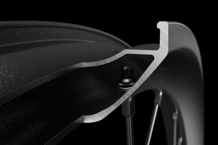   The PDH shim distributes the load over as large an area as possible. This allows DT Swiss to minimise the wall thickness of the rim.