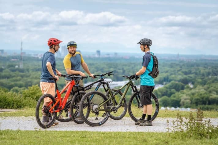   Above the rooftops of Munich: the two readers Alessandro and Stuart are surprised at how quickly you can escape the hustle and bustle of the city on a mountain bike.