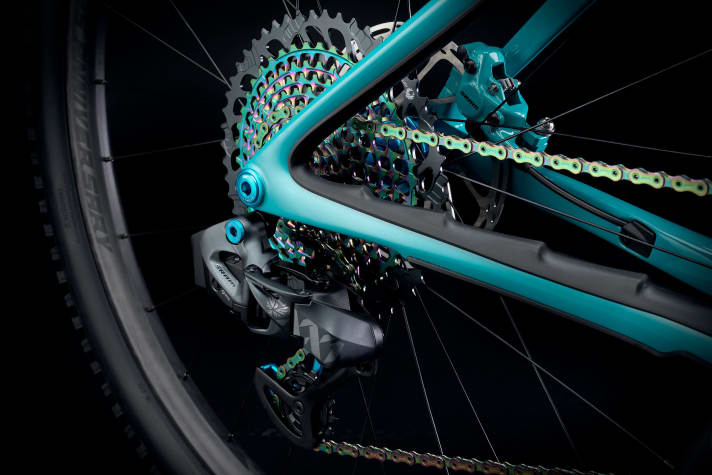   Bis zur hintersten Schraube: Zahlreiche Details des Yeti ARC 35 strahlen in den Rahmenfarben.