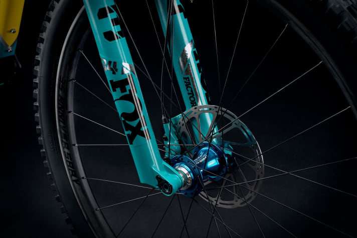   Gabel, Bremsen, Naben: farblich abgestimmt und natürlich nur vom Feinsten, was die Komponentenhersteller zu bieten haben.