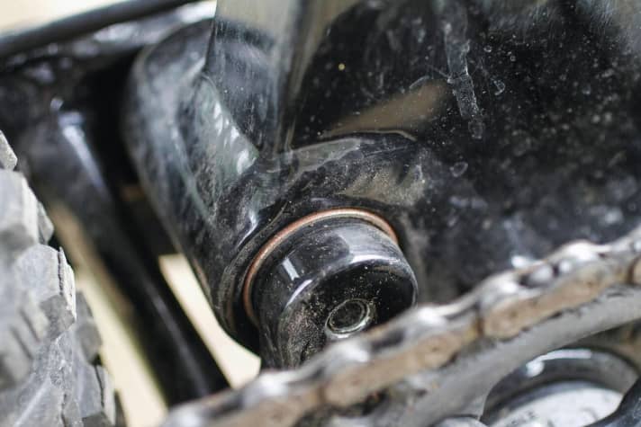   Drag Ronin Pro SLX: 150 km - Rost am Hauptlager. Über den Winter hat das Ronin häufiger Salz gesehen, was Spuren hinterlassen hat. Der Außenring am Hauptlager ist verrostet, und die Bremssattelschrauben sind angelaufen.