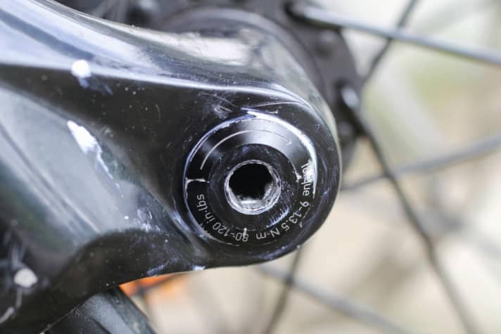   Drag Ronin Pro SLX: Steckachse defekt Durch das häufige Vorderradausbauen hat der Inbus-Einsatz der Steckachse gelitten. Hohe Kräfte oder falsches Werkzeug führen zu diesem Schadensbild.