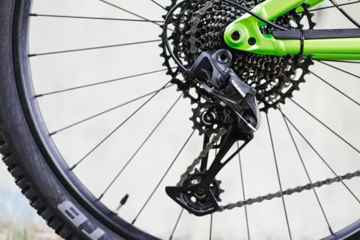   Rock Machine Blizzard 50-27: 750 km - Schaltauge getauscht. Das Schaltauge hat mehrere Treffer abbekommen und muss gewechselt werden. Das SX-Schaltwerk weist viel Spiel auf und schaltet unpräzise.  