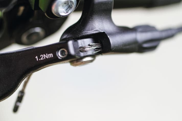   Rock Machine Blizzard 50-27: 900 km - Bowdenzug reißt. Nach 900 Kilometern gibt der Bowdenzug für die Tele-Stütze auf. Durch die enge Umlenkung am Remote-Hebel zerspleißt der Zug.