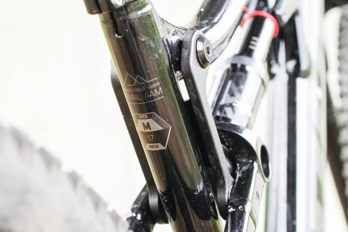   Drag Ronin Pro SLX: Die Wippe schmiegt sich schön um das Sitzrohr und verschwindet quasi in der seitlichen Ansicht.