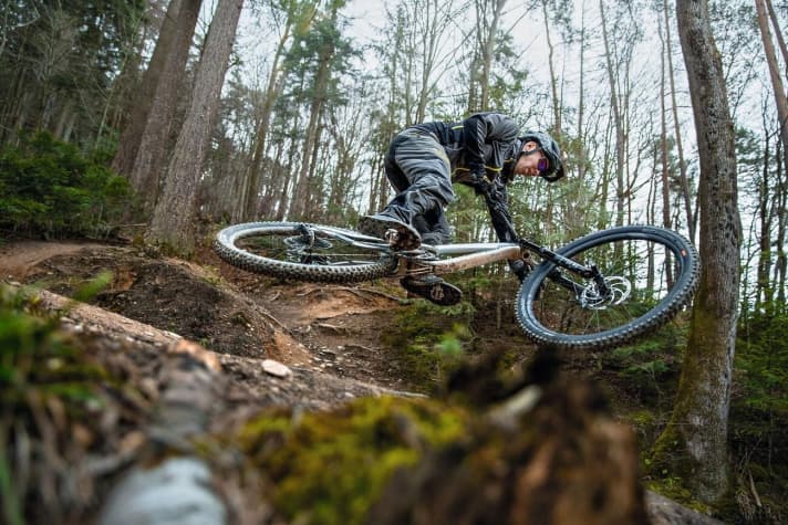  Der ehemalige EWS-Champion und mehrfache Megavalanche-Sieger Jérôme Clementz unterstützte uns tatkräftig beim Test auf dem Borderline-Trail in Freiburg. Der 35-Jährige bringt bei einer Größe von 1,69 Meter 67 Kilo auf die Waage.