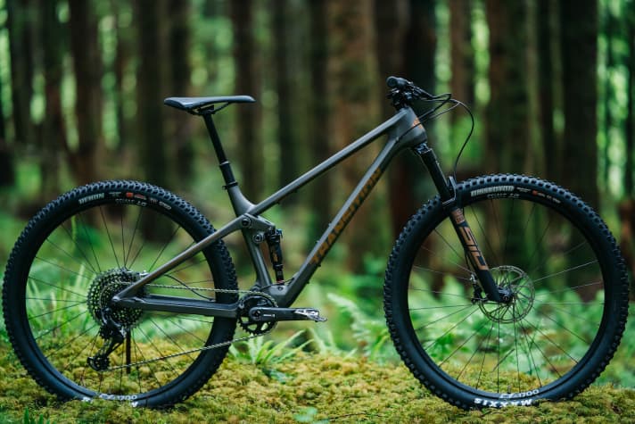   The 9500 euro top model of the Spur weighs in at 11.2 kilos. With Sram XX1 Eagle AXS components, DT Swiss XRC 1200 carbon wheels and 2.4 Maxxis tyres.
