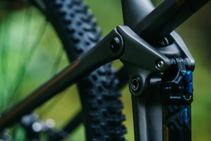   The rocker is also made of carbon fibre.